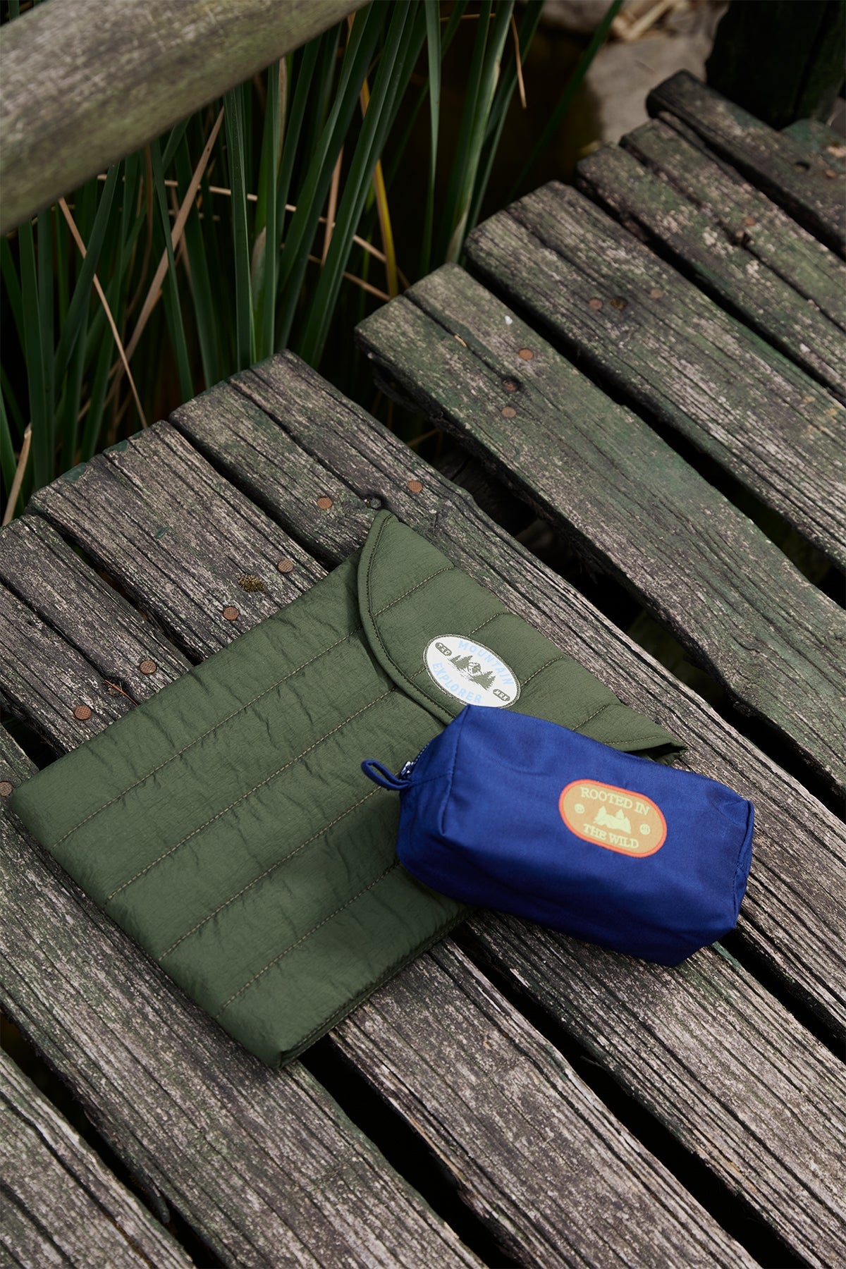 Mountain Explorer Puffer Laptop Case - Haki