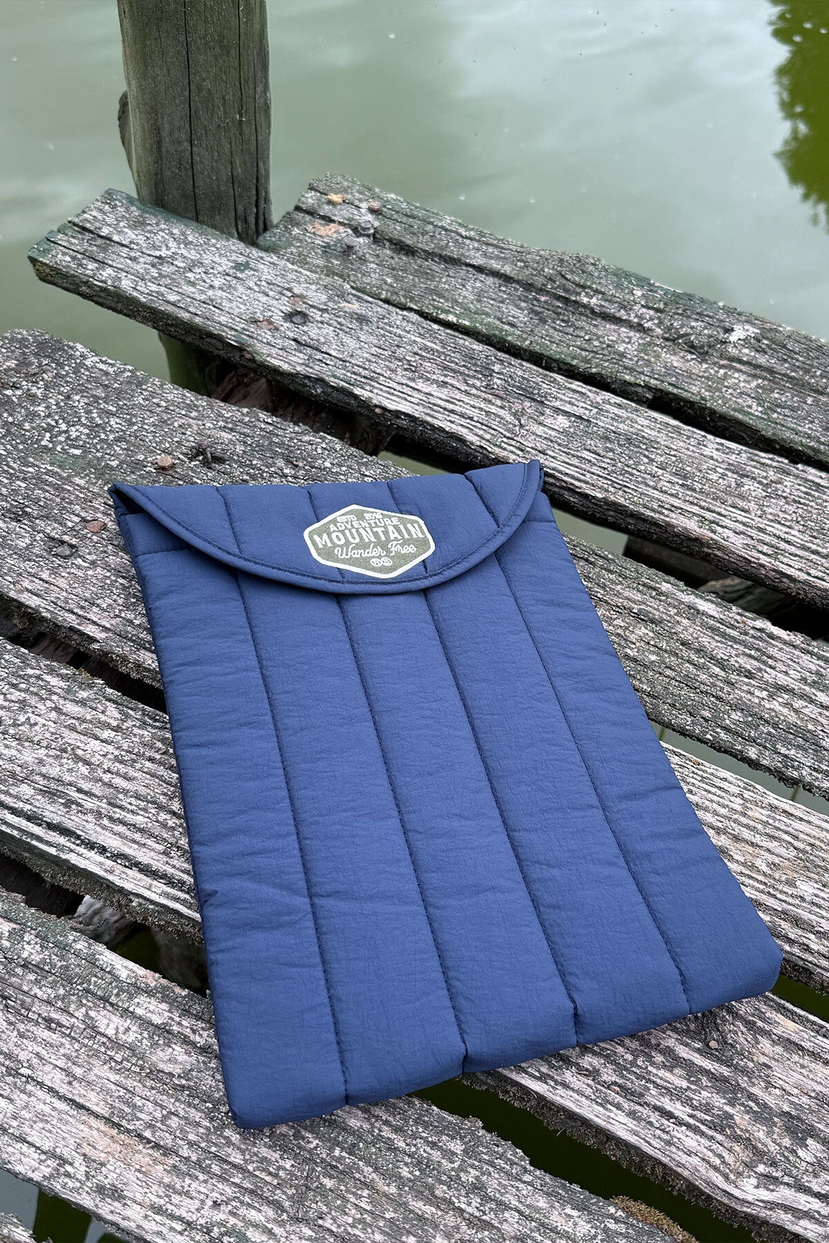 Mountain Wanderer Puffer Laptop Case - Lacivert